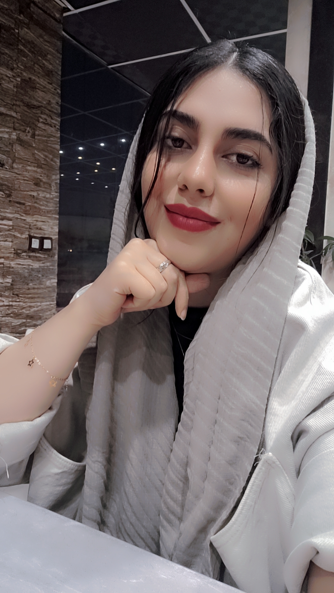 پرستار مسلط به امور زیبایی